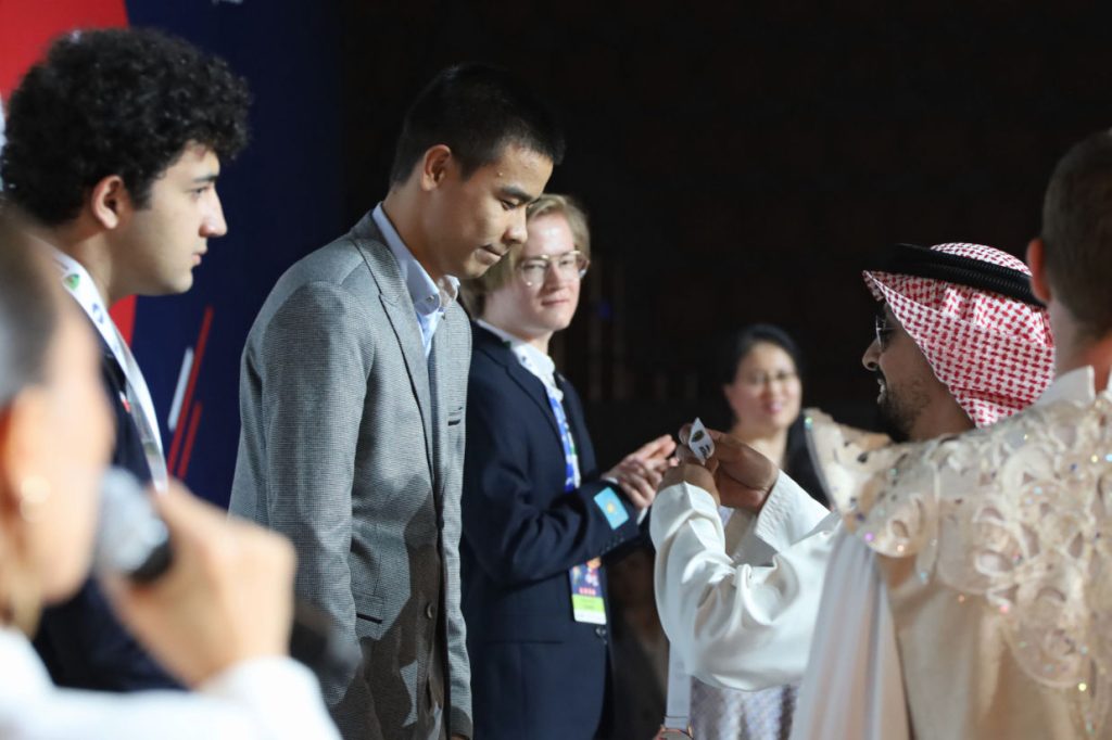 Awarding the gold medal in the men section