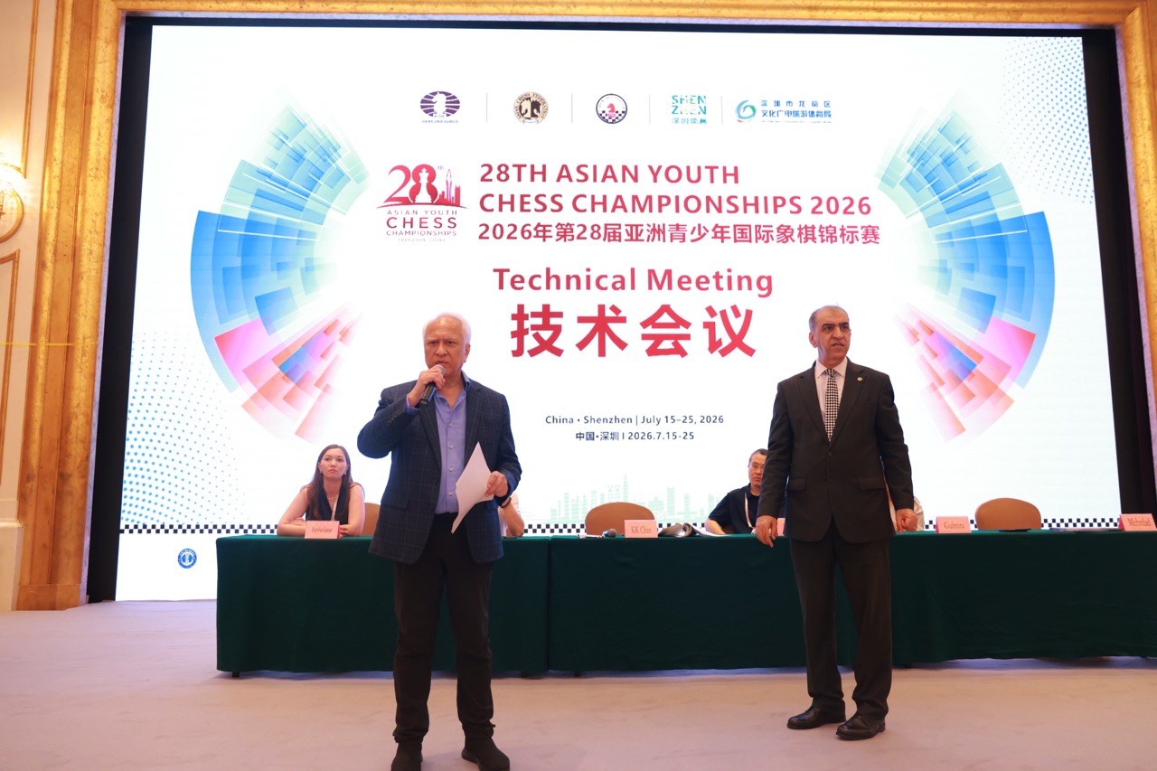 Chief Arbiter KK Chan describ the rules in the Technical Meeting